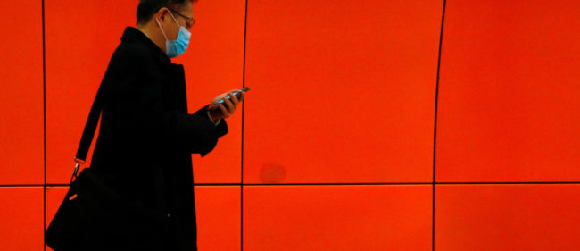 hombre fondo rojo